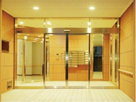 玄関はフラットな造りになり、車椅子をご利用の方でも快適に出入りが行える。天井に照明を設置しているので、夜でも足元を照らしてくれる。