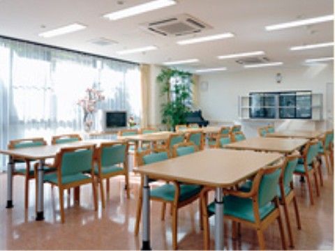 広々とした食堂には、快適な温度でお食事をお楽しみいただけるようにエアコンを完備している。照明を満遍なく設置し、部屋全体を明るくしている。