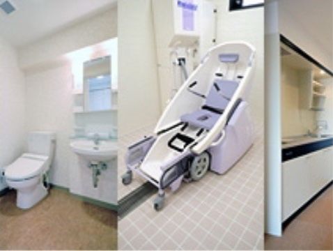 広々としたトイレスペース、座った状態で湯船に浸かれる機械浴、収納が充実したキッチン、快適な暮らしをお届けできる設備を整えている。