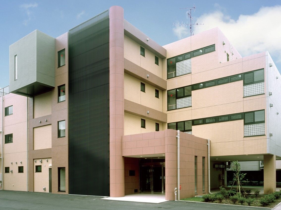 茶色とベージュのツートーンカラーの建物
