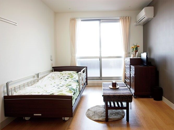 緊急通報装置があり、エアコンやピクチャーレールが付いた部屋には寝具付きのベッドもある。