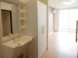 広いフローリングの部屋には家具は置かれていない。車いす対応の洗面所やクローゼットがある。