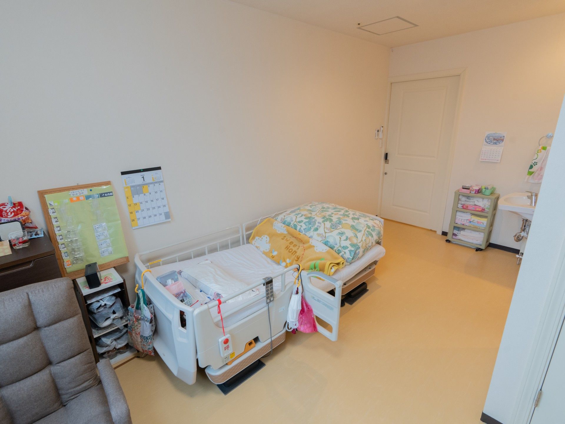 居室のベッドと家具