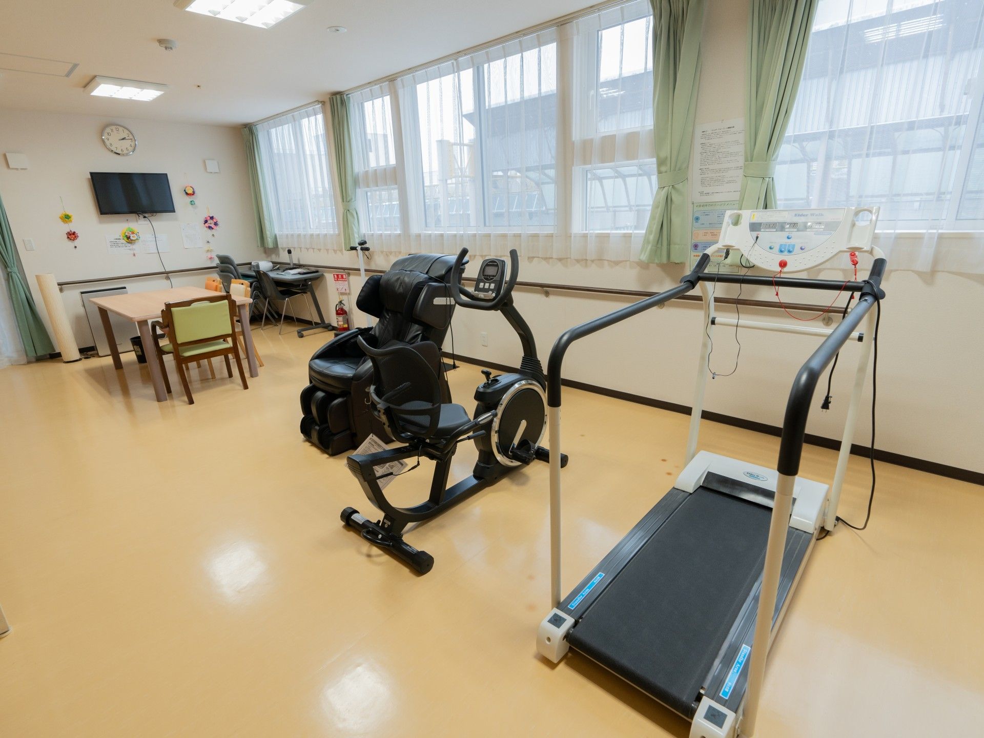 運動器具とテーブルの部屋