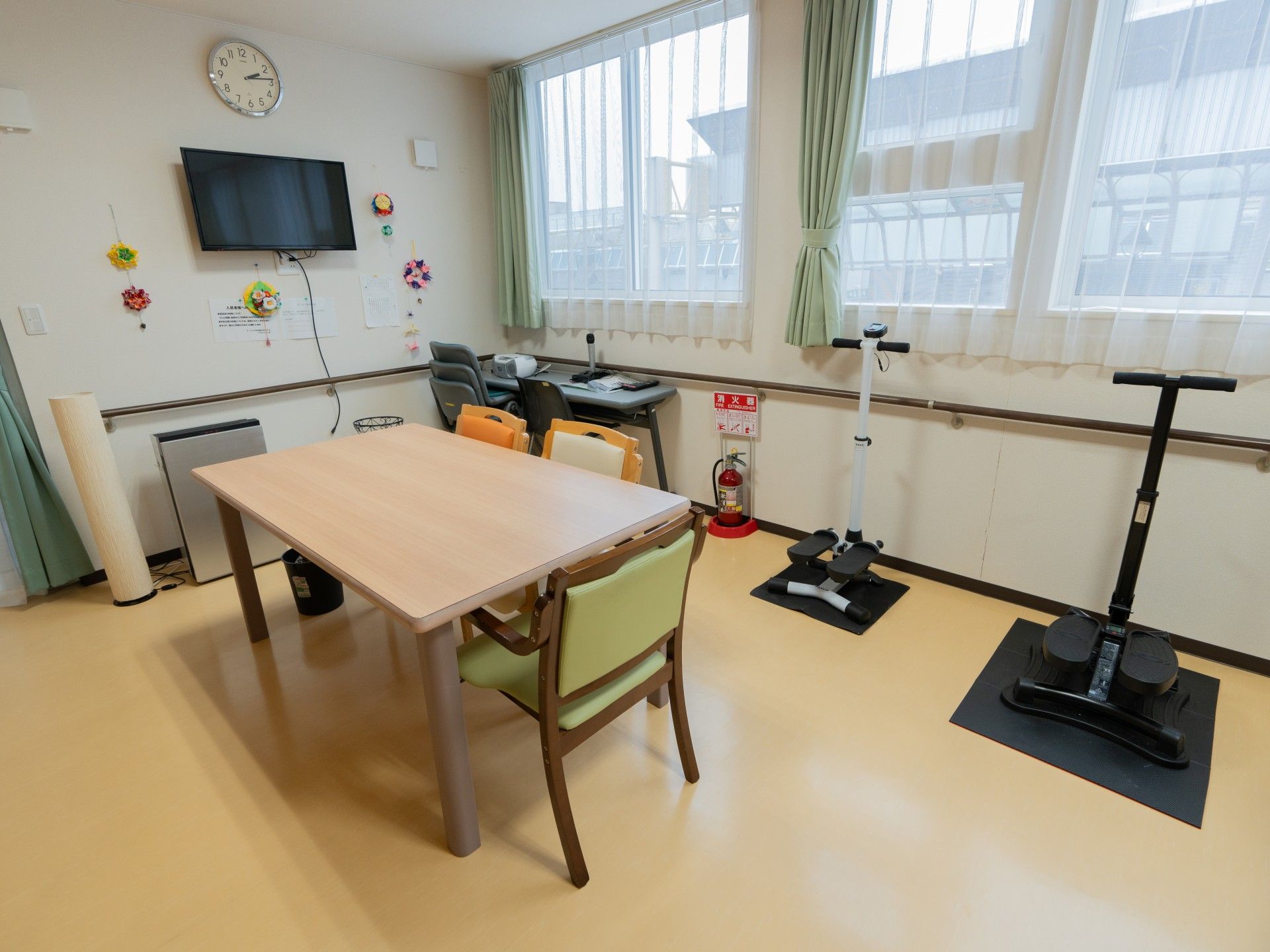 明るい部屋のテーブル