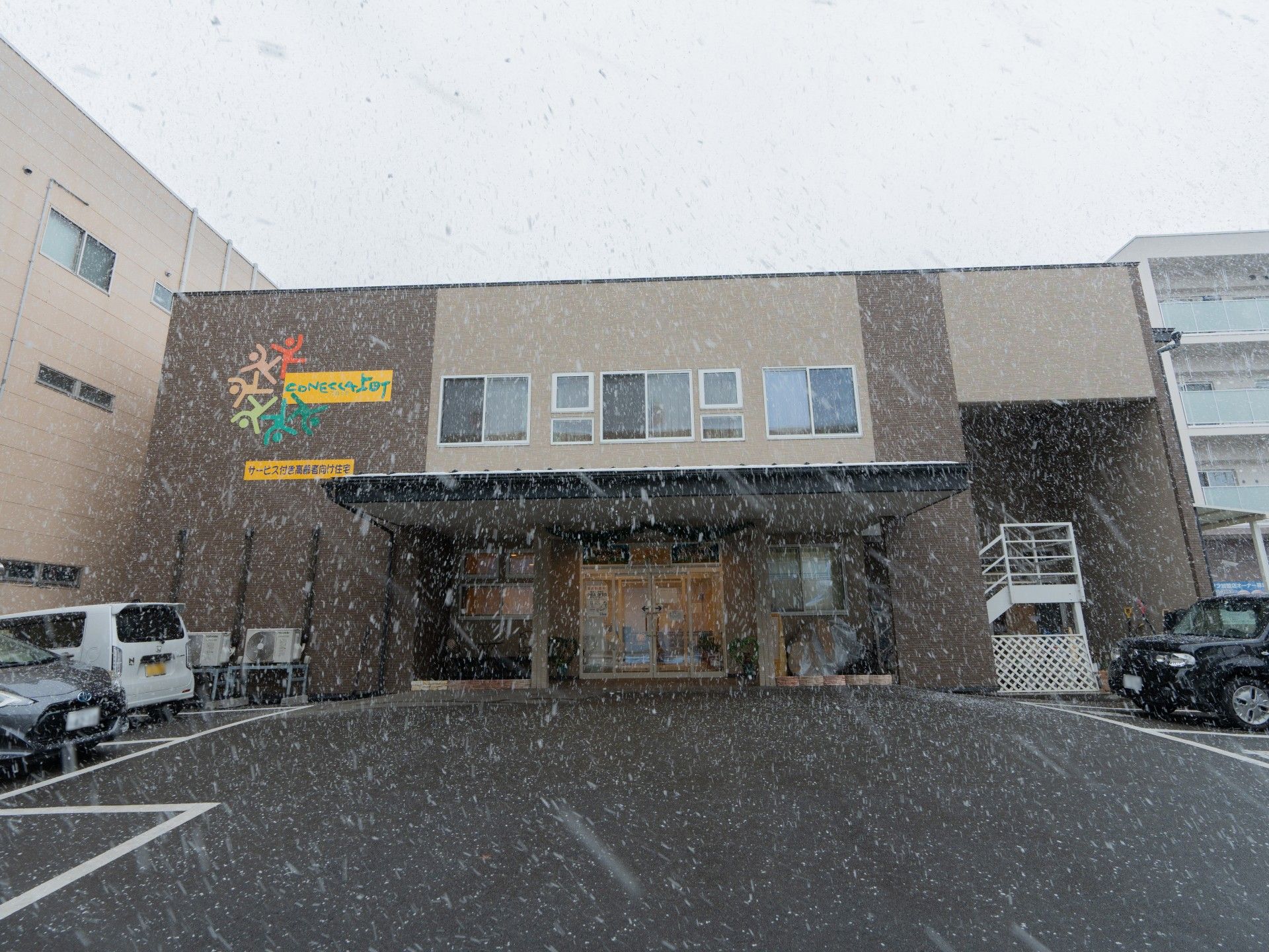 雪の降る建物の外観