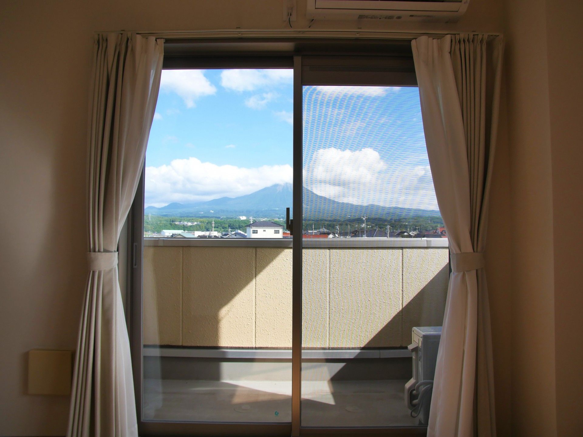 明るい部屋と景色の窓辺