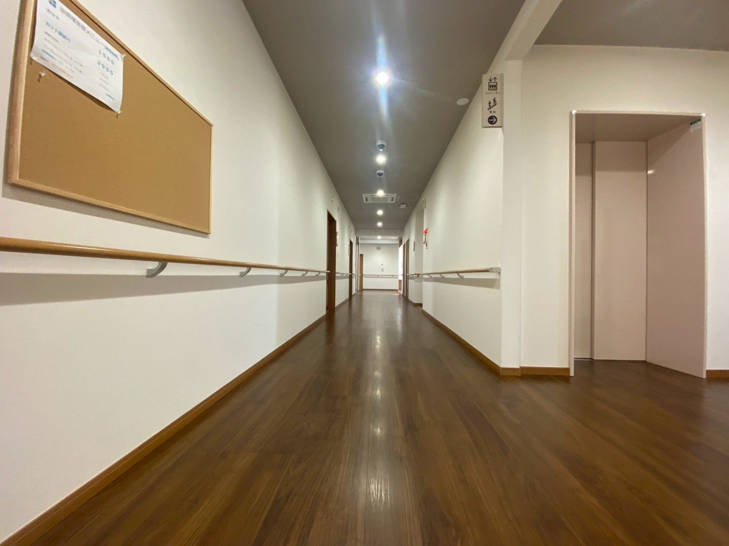 手すり付きの長い廊下