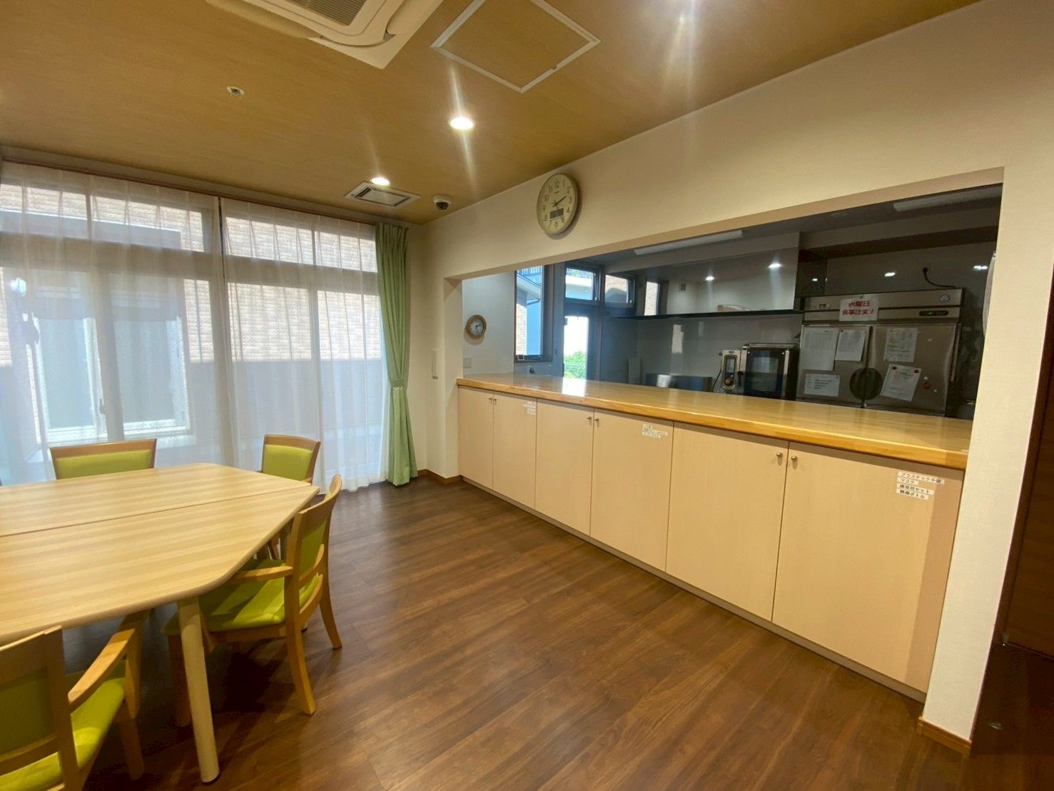 明るい食事スペース