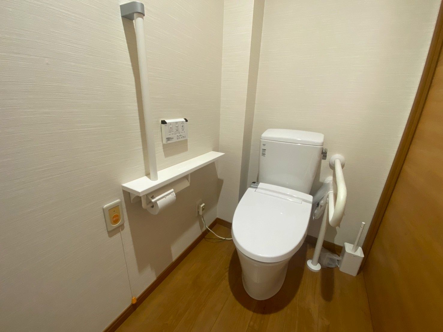 手すり付きのトイレ