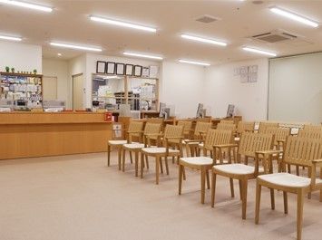館内にある薬局と待合室の様子。奥には薬剤が並んだ棚などがあり、手前には椅子が並んでいる。