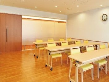 多目的ルームには椅子がセットされた長机が3つ並んでいる。机にはコロが付いていて移動も可能。