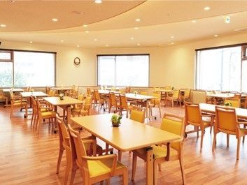 食堂は明るく4人掛けのテーブル街区も並んでいる。テーブルの上には季節の花が添えられている。