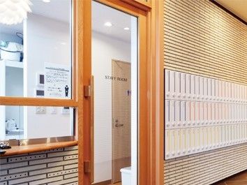スタッフルームはドアもガラス張りでオープンな雰囲気。