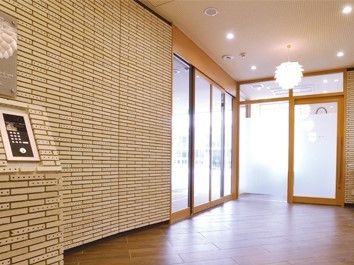 エントランスに段差はなく、玄関の自動ドア横にはセキュリティシステムもある。
