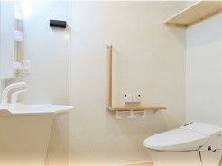 広いトイレには手すりや呼び出しボタン、そして洗面所が付いている。