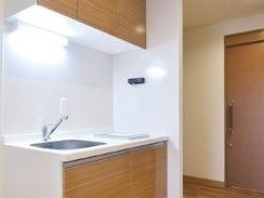 オール電化のキッチンには電機もつき作業がしやすい。キッチンの上下に収納もある。