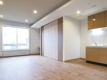 広い居室にはオール電化のキッチンと収納スペース、デスクもある。