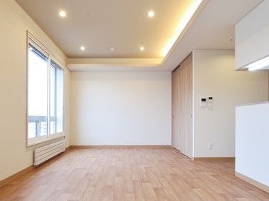 右側には対面式のキッチンと大型の収納スペース、左型和には大きな窓と暖房機が設定されている。
