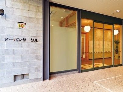 玄関横の壁には住宅の名前が書かれ、自動ドアがガラスなため、館内がよく見える。