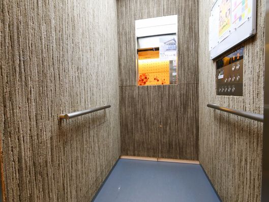 エレベーター内部