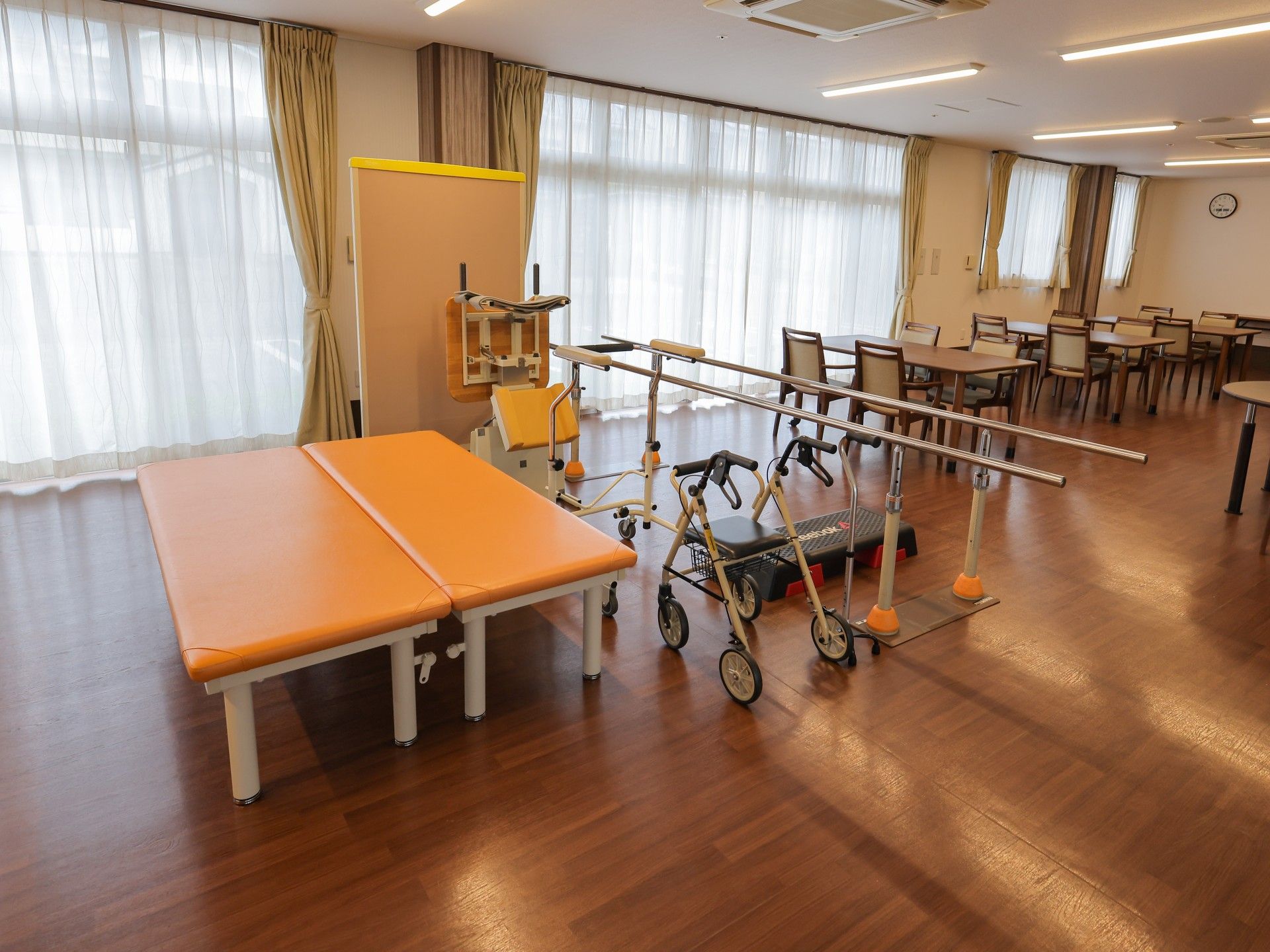 リハビリ用具とテーブルの部屋