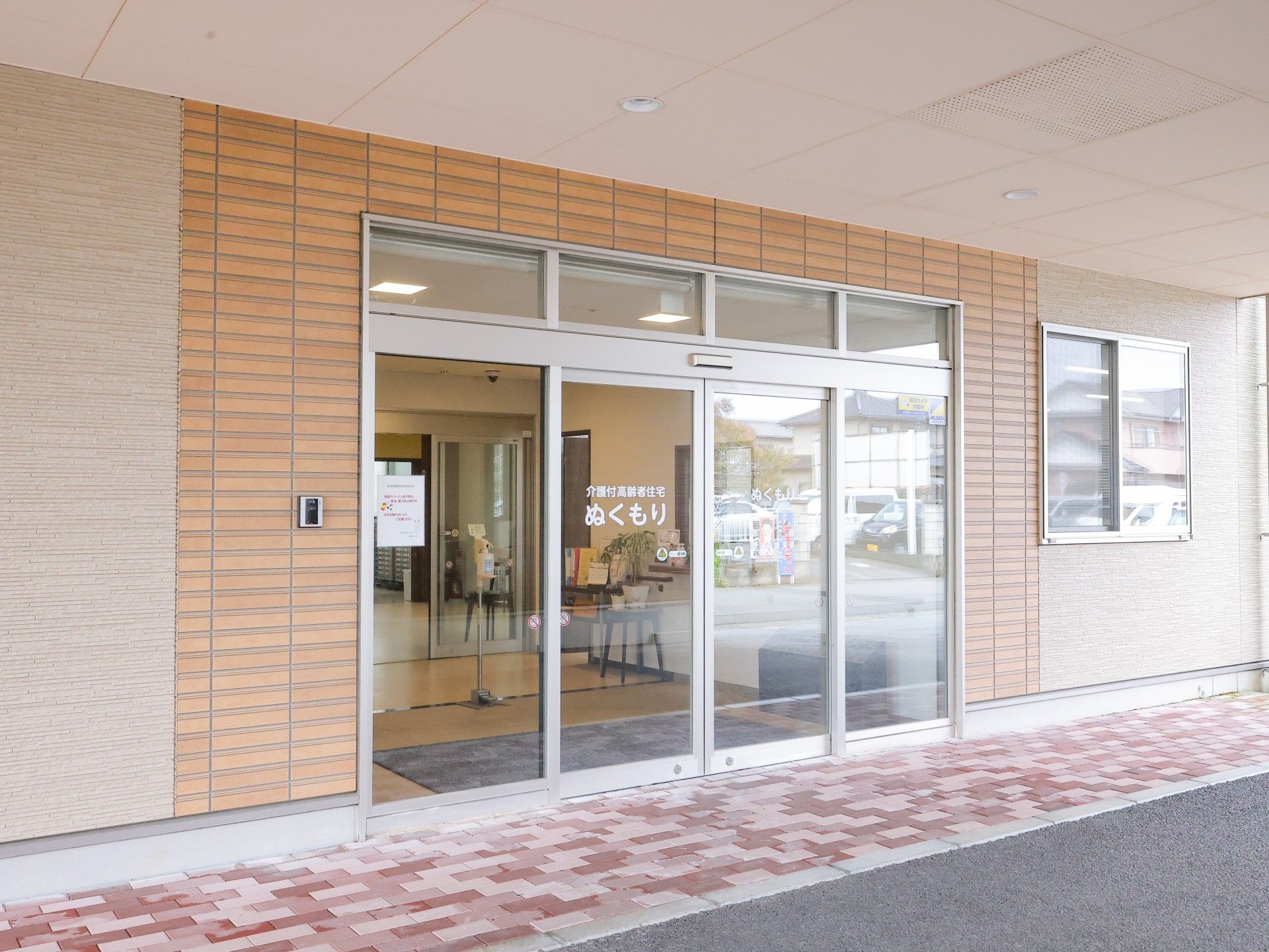 ガラス扉のエントランス