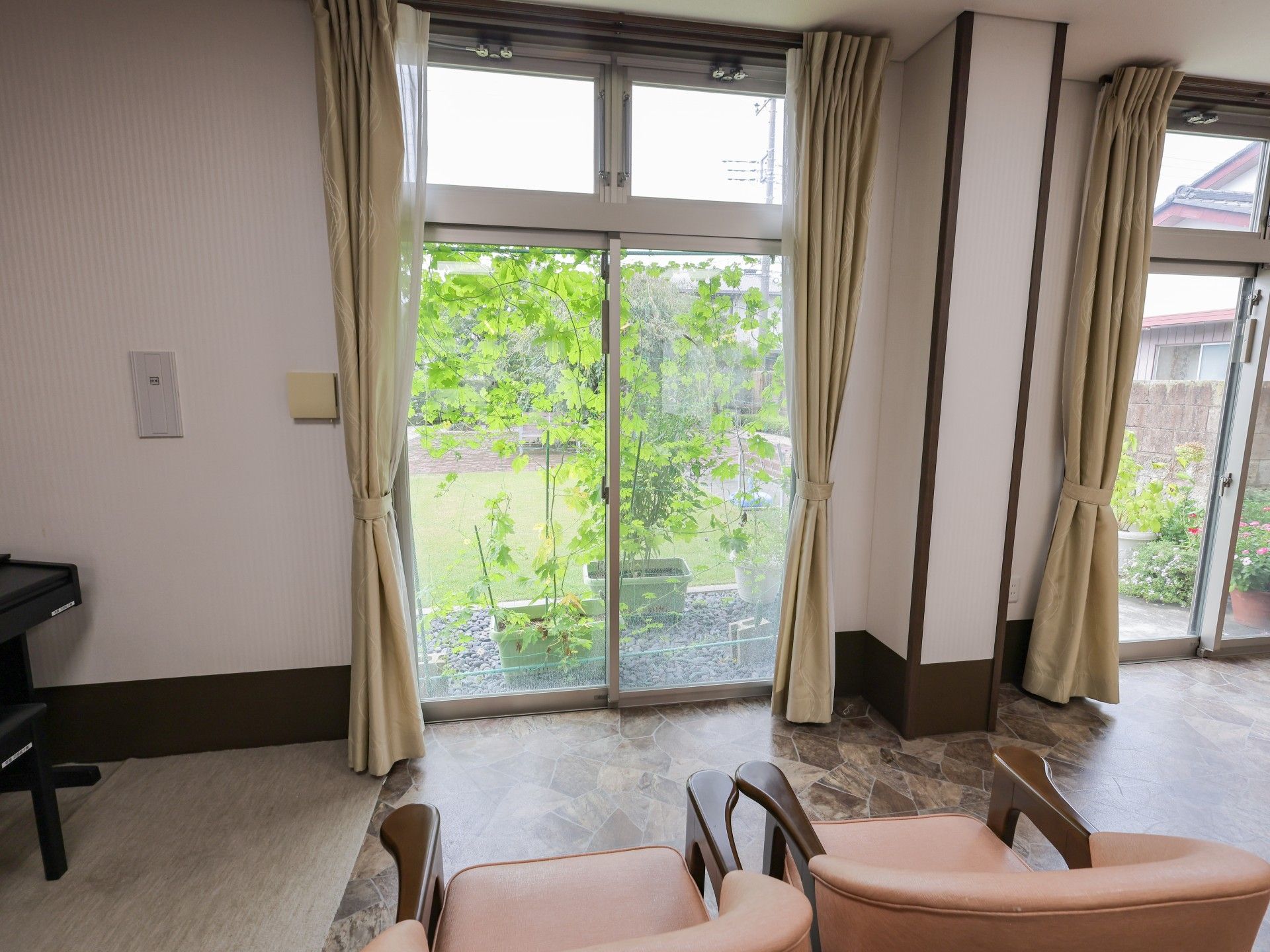 庭を望む大きな窓