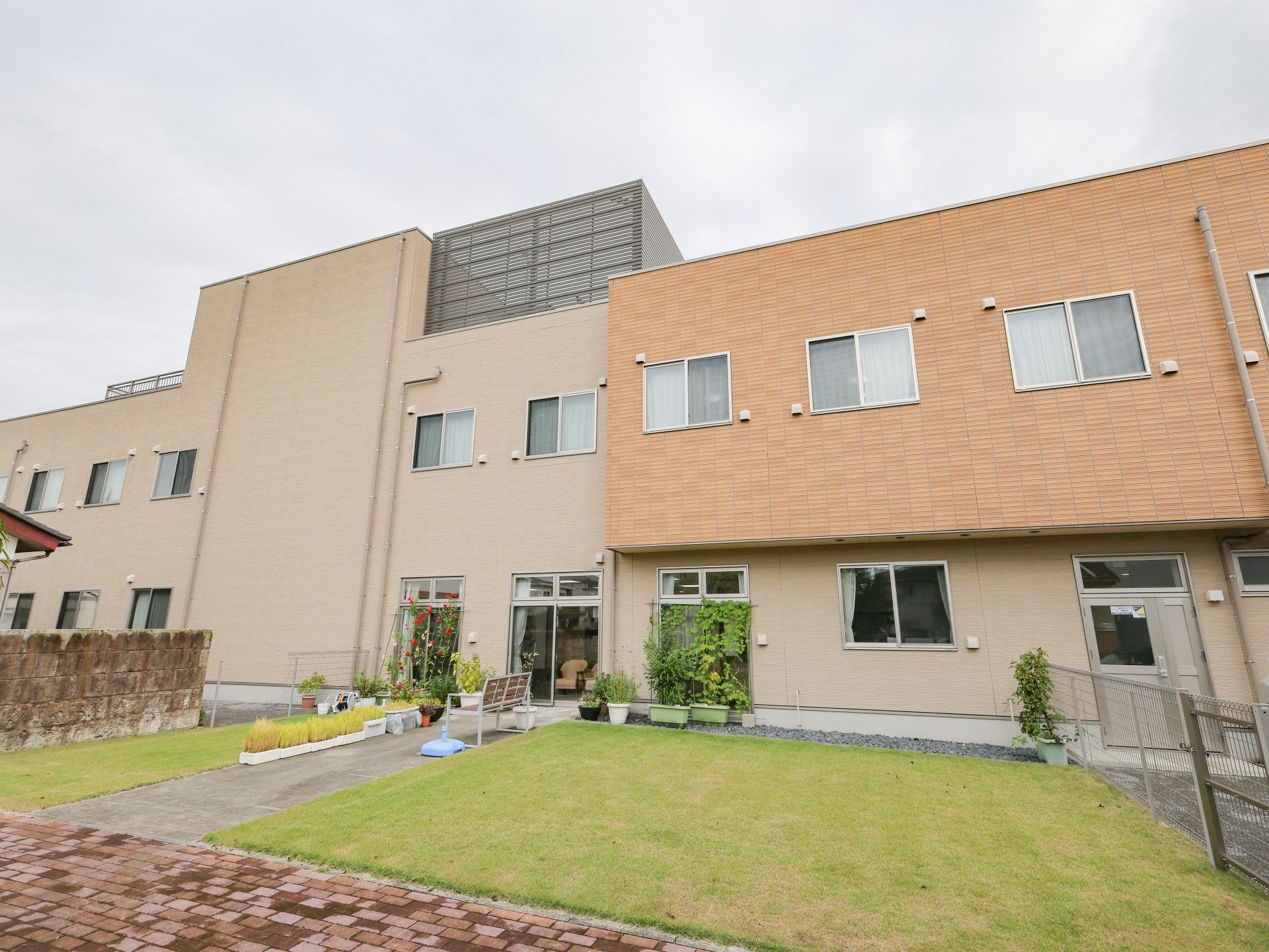 緑豊かな建物の外観