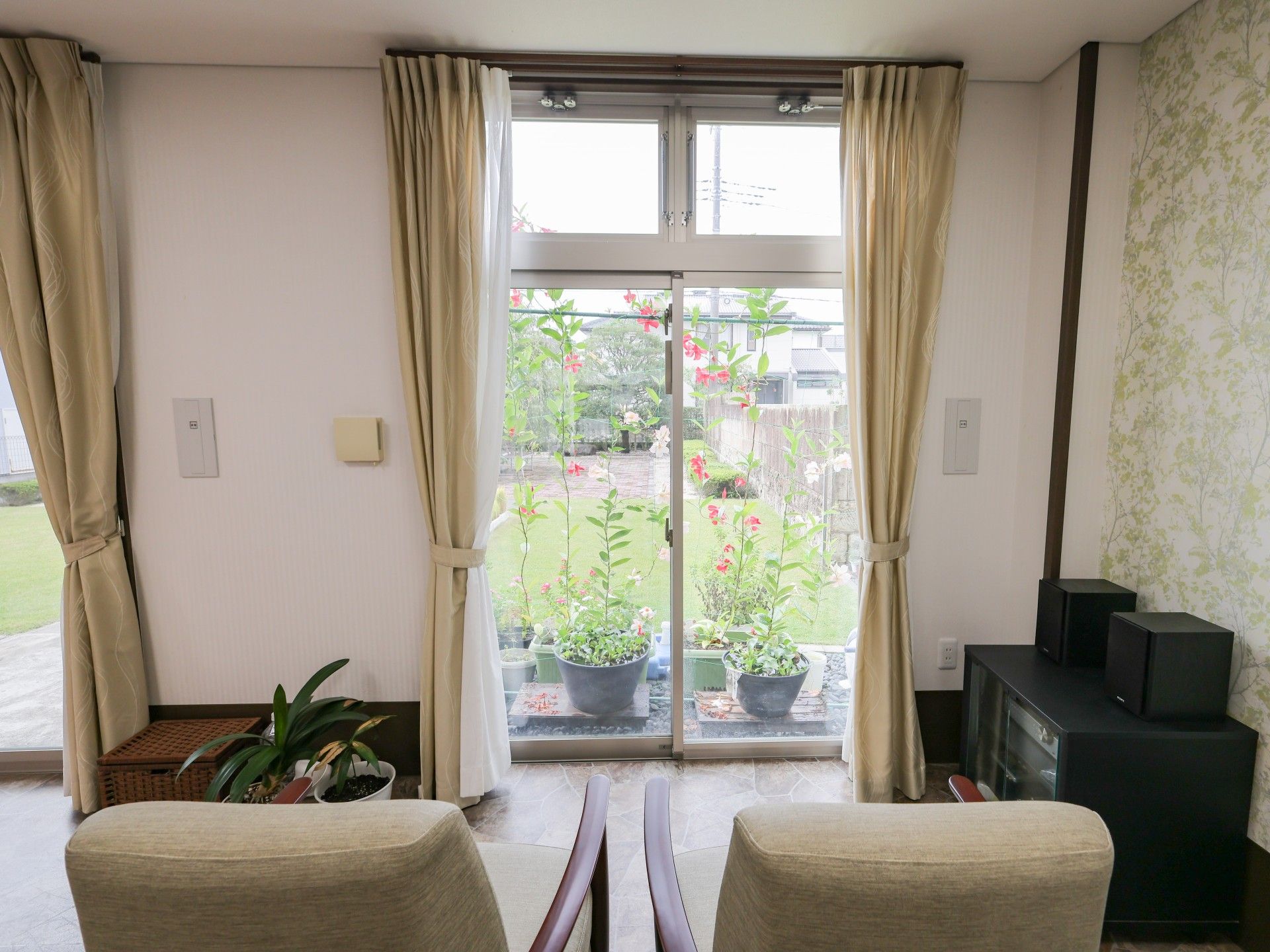 窓際のくつろぎスペース