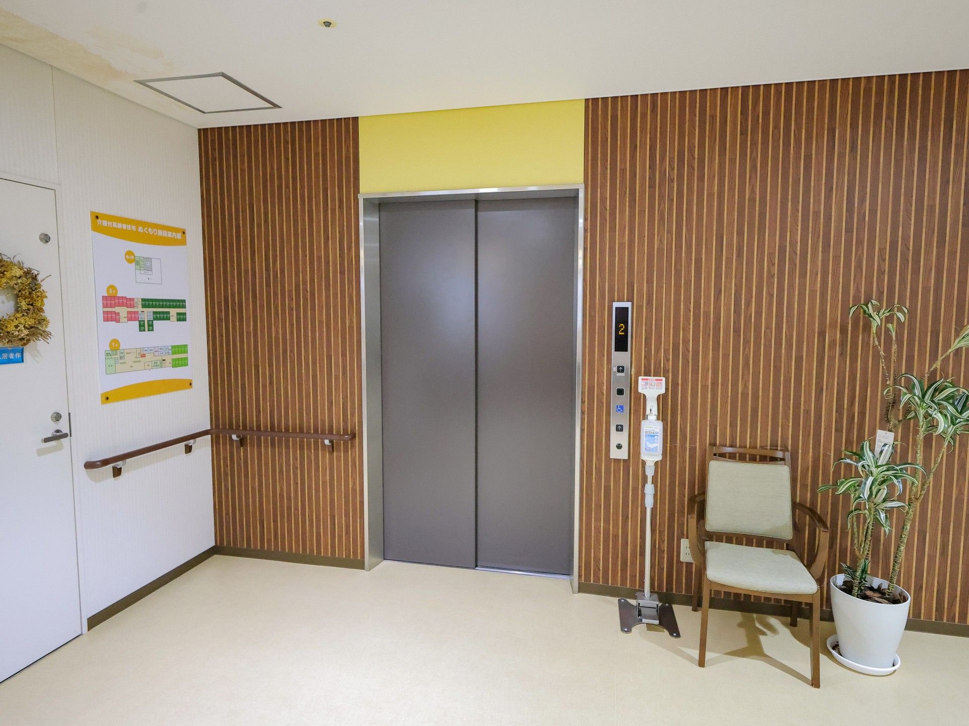 エレベーター前の廊下