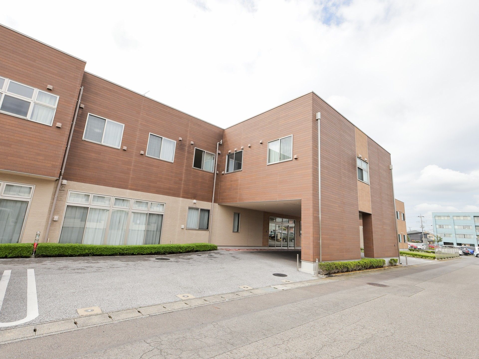 落ち着いた外観の建物