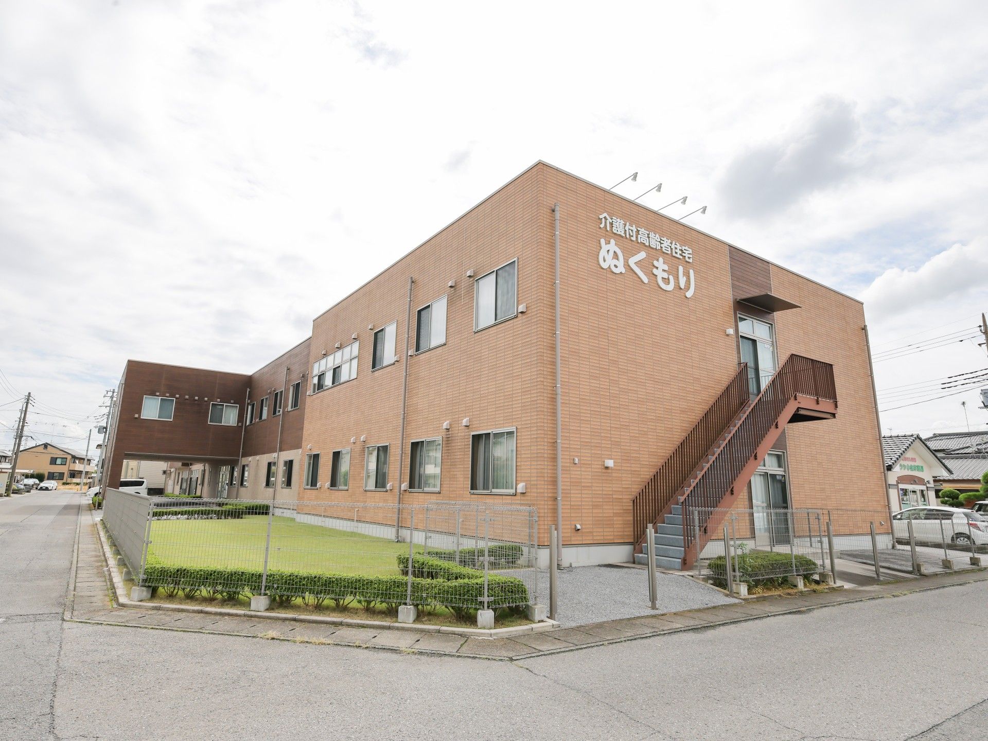 茶色い建物の外観