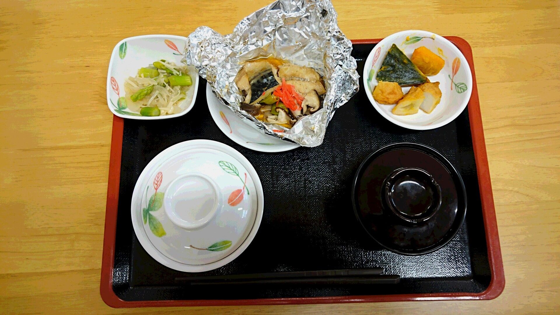 ホイル焼きと、かぼちゃの煮物が付いた和食