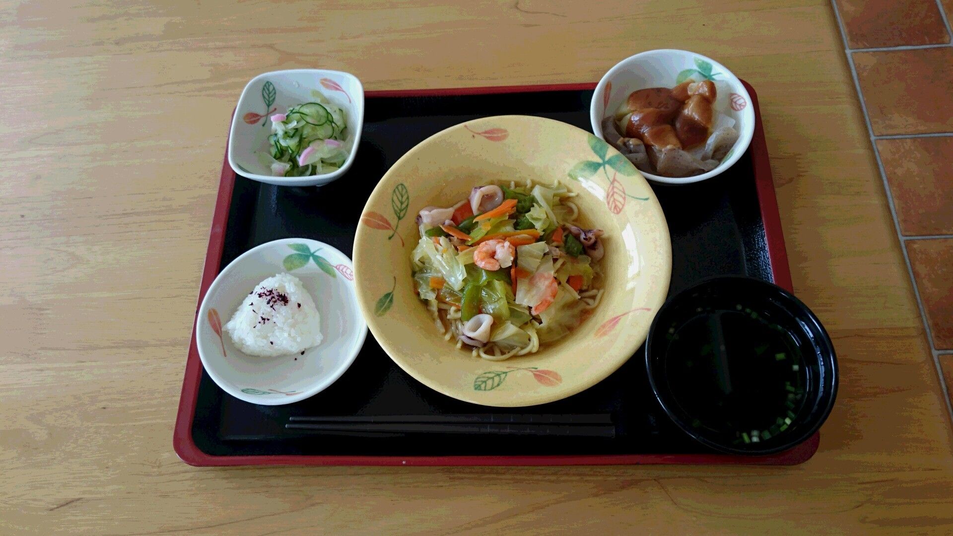 ちゃんぽんとこんにゃくの田楽とおにぎりときゅうりの和え物のセット