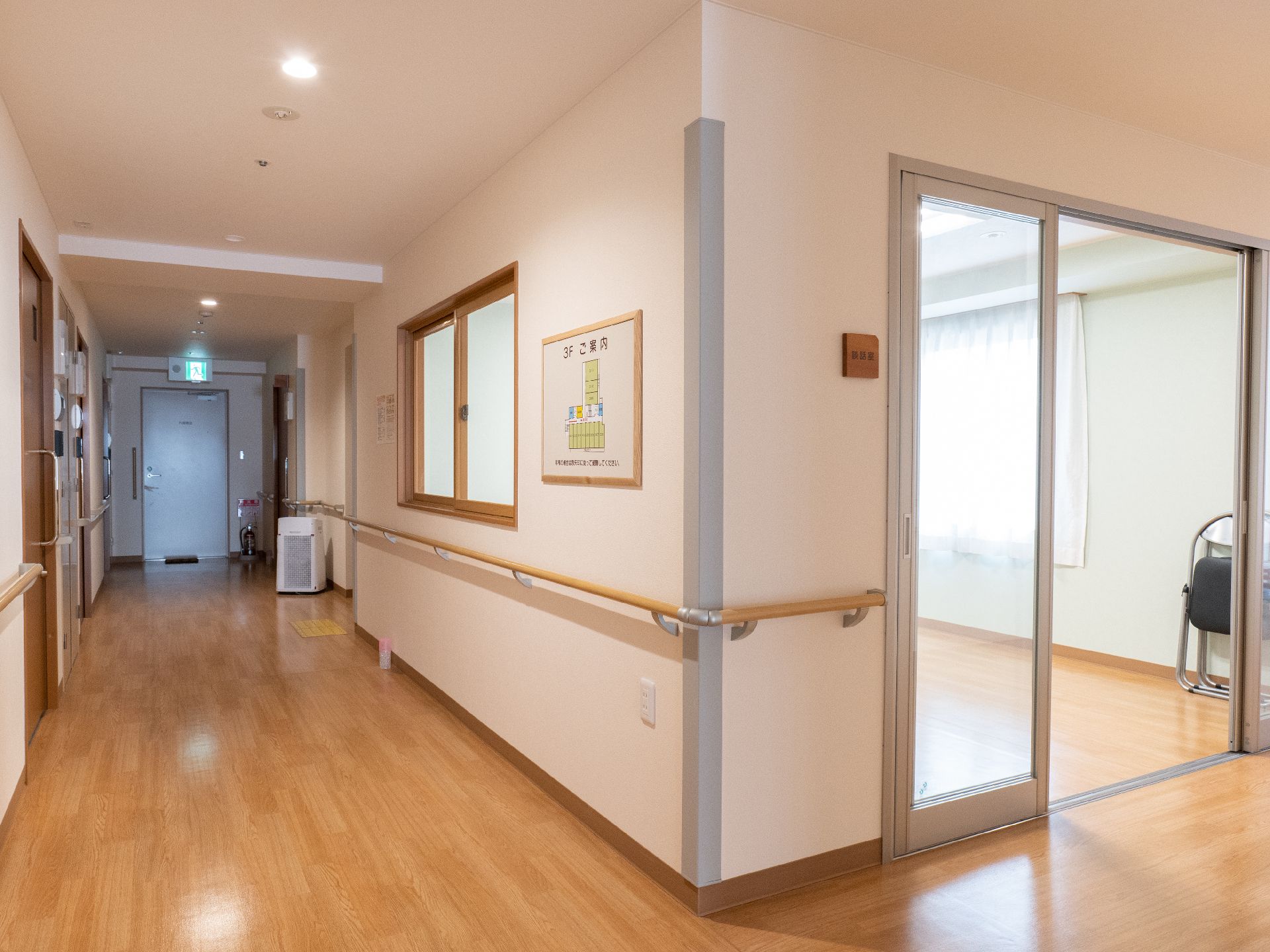 手すりが取り付けられ、段差が解消されている館内の廊下