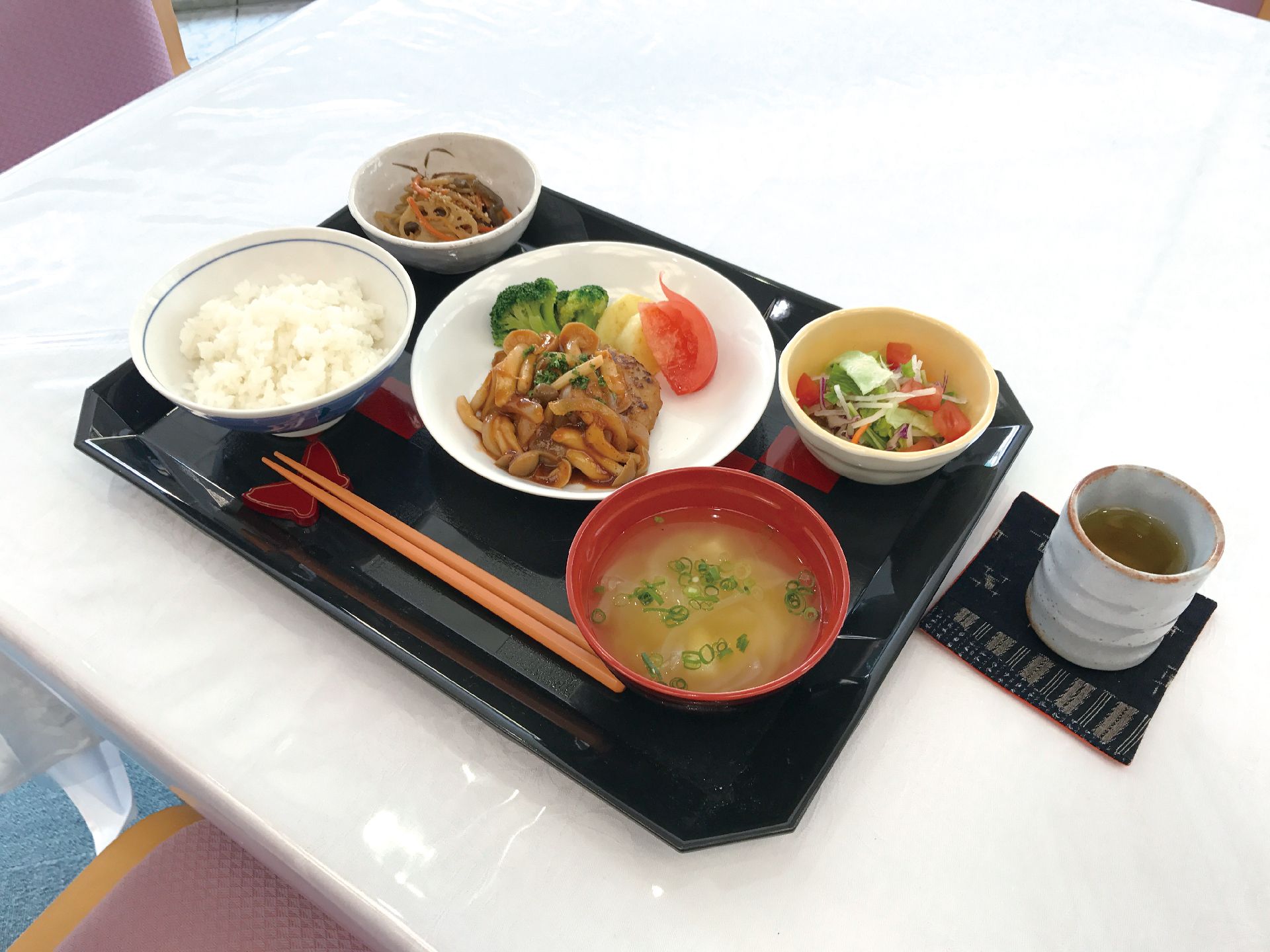 ご飯とおかず類、みそ汁などがお盆にのった食事メニュー例