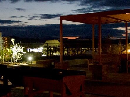 施設の屋上に整えられている庭園の様子。夜景を写した写真