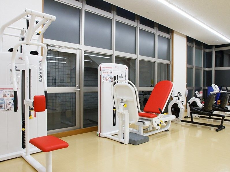 トレーニング機器が並べられている施設内のトレーニングルームの様子