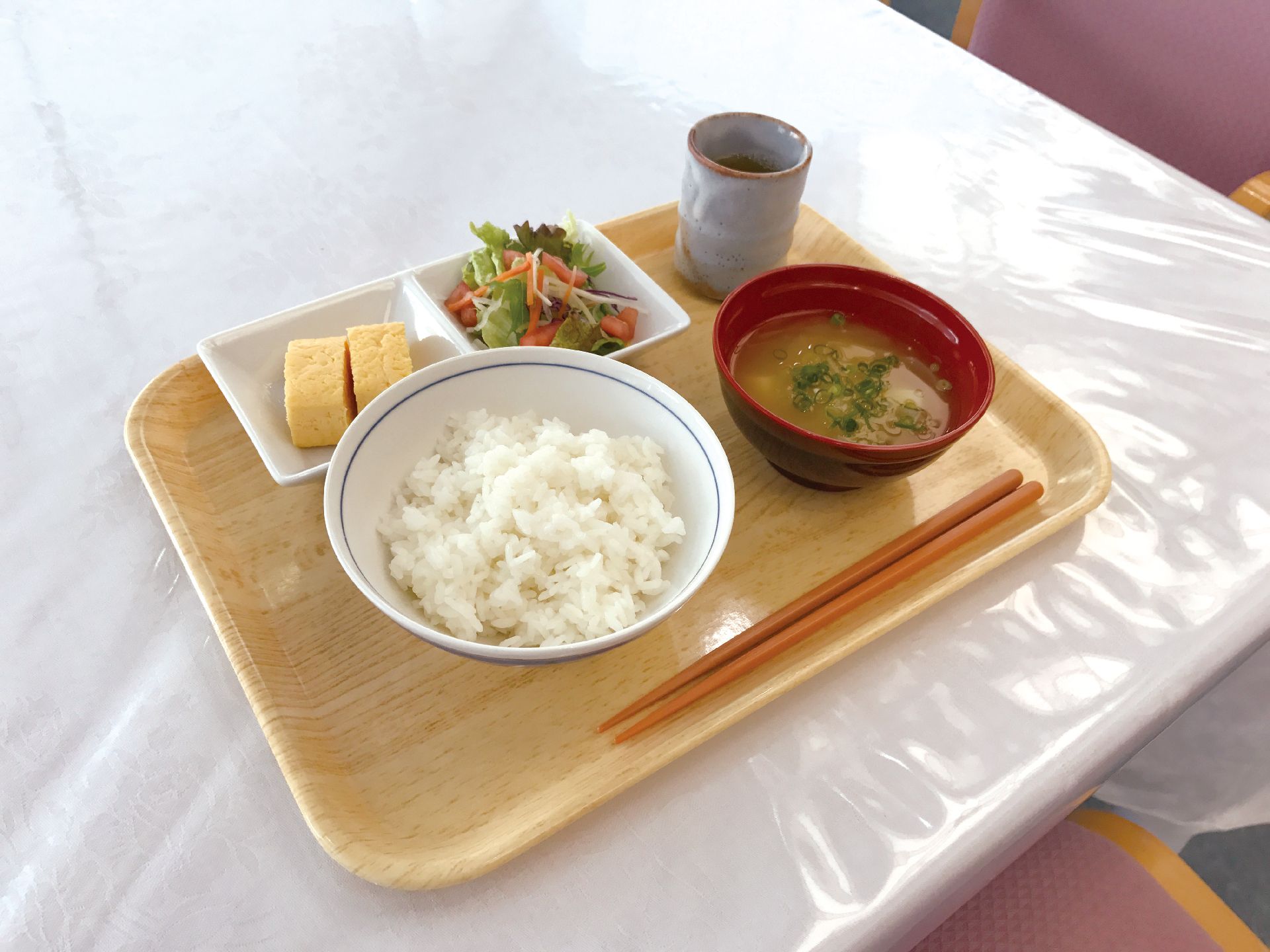 ご飯とみそ汁、おかず類が並べられている施設内で出される朝食メニュー