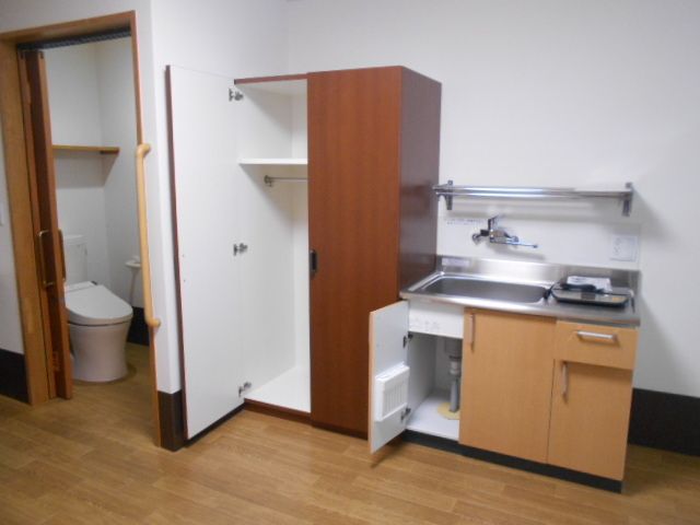 施設内の居室に備え付けられているキッチンスペースの様子。大きめのキッチン