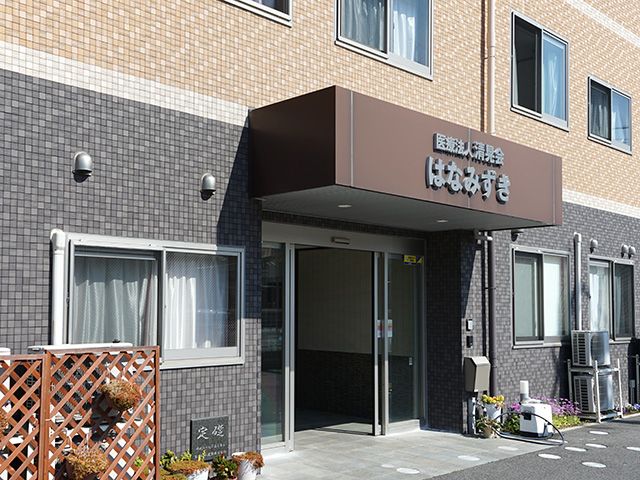 入り口が広い施設正面