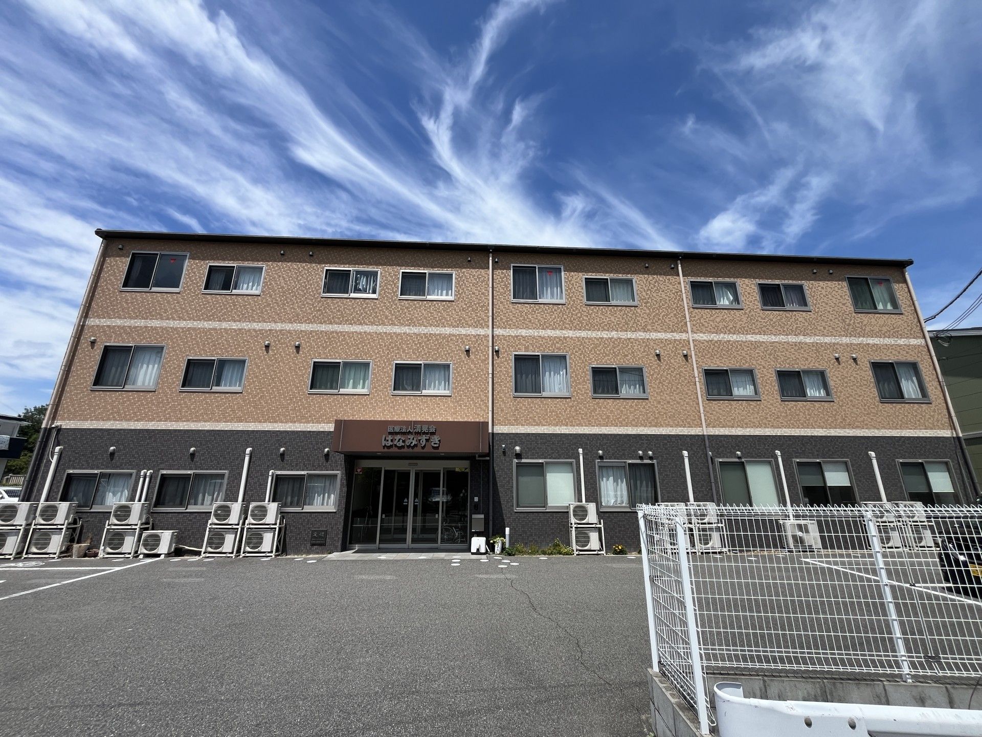 青空の下の建物外観