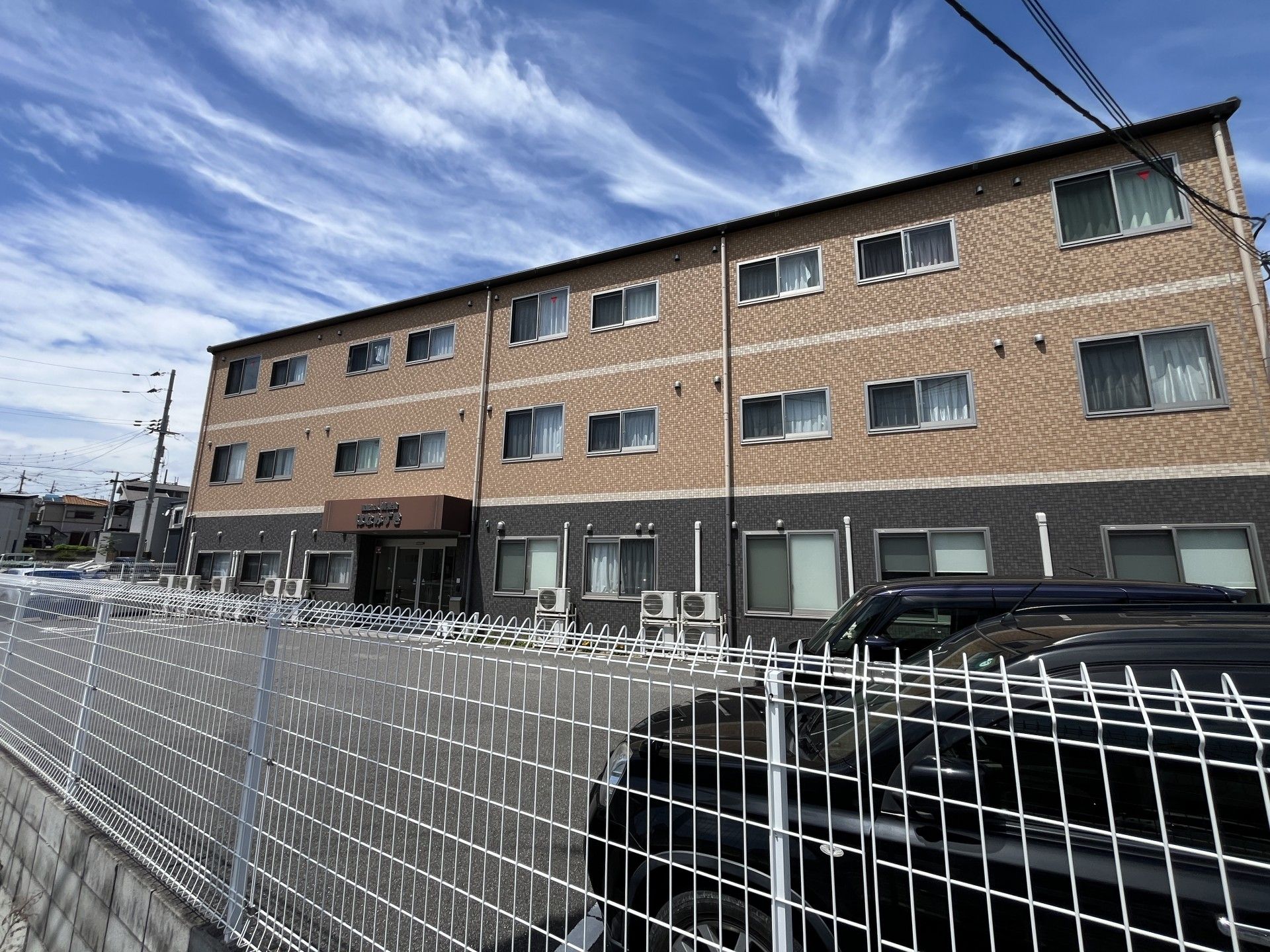 三階建ての建物外観