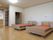 介護用ベッドが二つ並んだ広いフローリングの部屋には大きなクローゼットや棚があり、ベッドサイドには緊急通報装置がそれぞれつけられている。