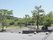 緑の多い公園に人の姿はなく、奥にはベンチが設置された東屋が置かれている。