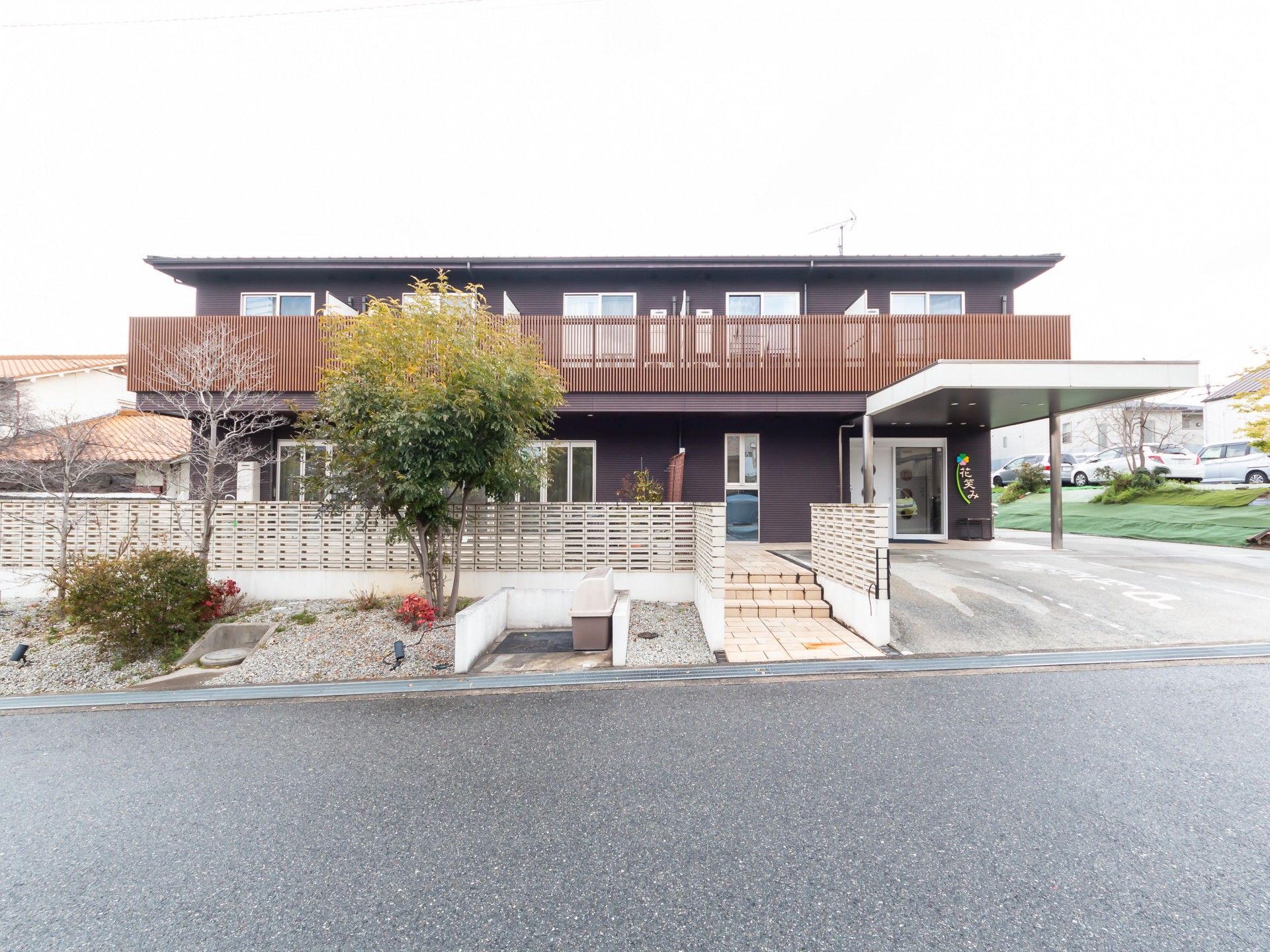 ゆったりとしたエントランスの建物