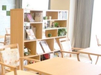 本棚や椅子、テーブルが並んでいる施設内のリラックススペースの様子