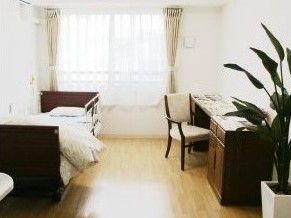 ベッドと椅子、机などが並んでいる施設内の居室の様子
