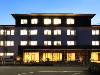 ツートンカラーが印象的な建物の外観写真。白とグレーが基調になっている様子